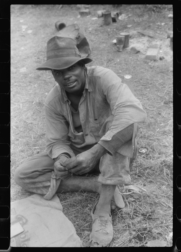 Florida migratory worker playing cards at Belcross, North Carolina