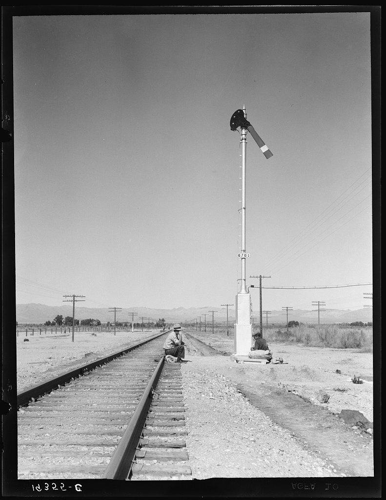 Bindlestiffs waiting for a freight near Calipatria